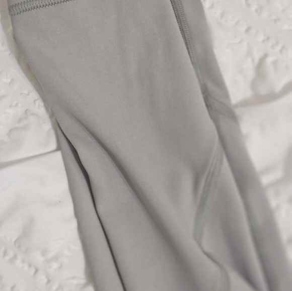 CLS SPORTSWEAR V back pocket leggings with srunch butt . - Picture 2 of 10